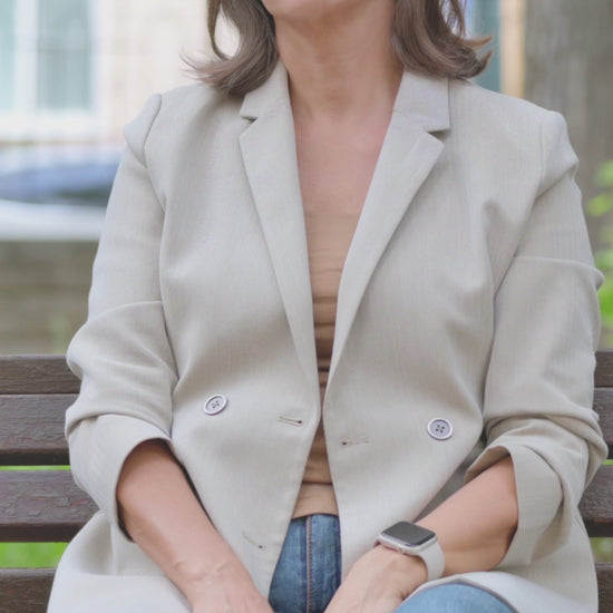 old-senior-woman-with-spinal-pain-sitting-in-park-2025-10-20-18-49-51-utc.mp4